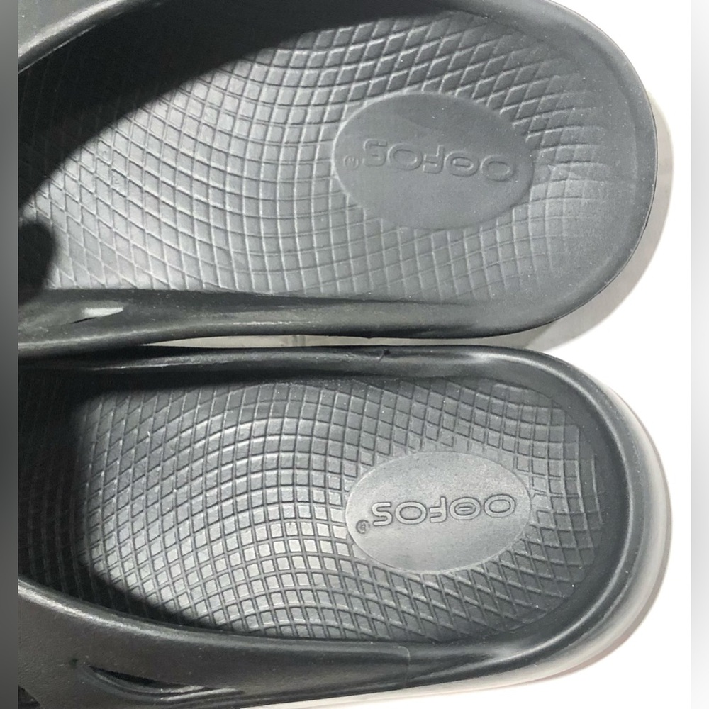 OOFOS Black Women's Foam Thong Sandals - Picture 8 of 11